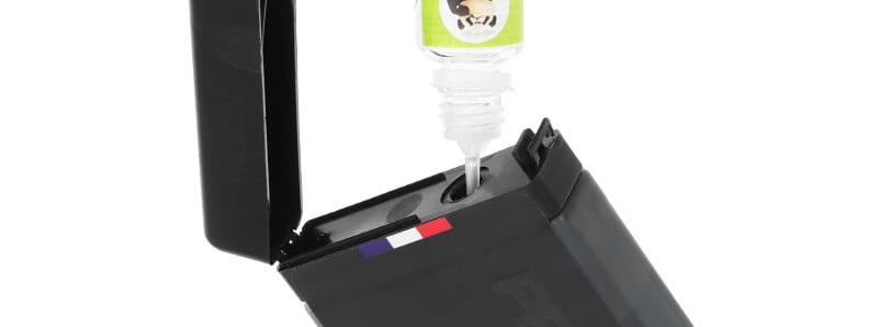 L'ajout de booster dans le flacon du e-liquide Menthe Lime Prodigy de Vape Maker